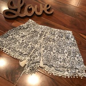 Black and white pattern shorts size M